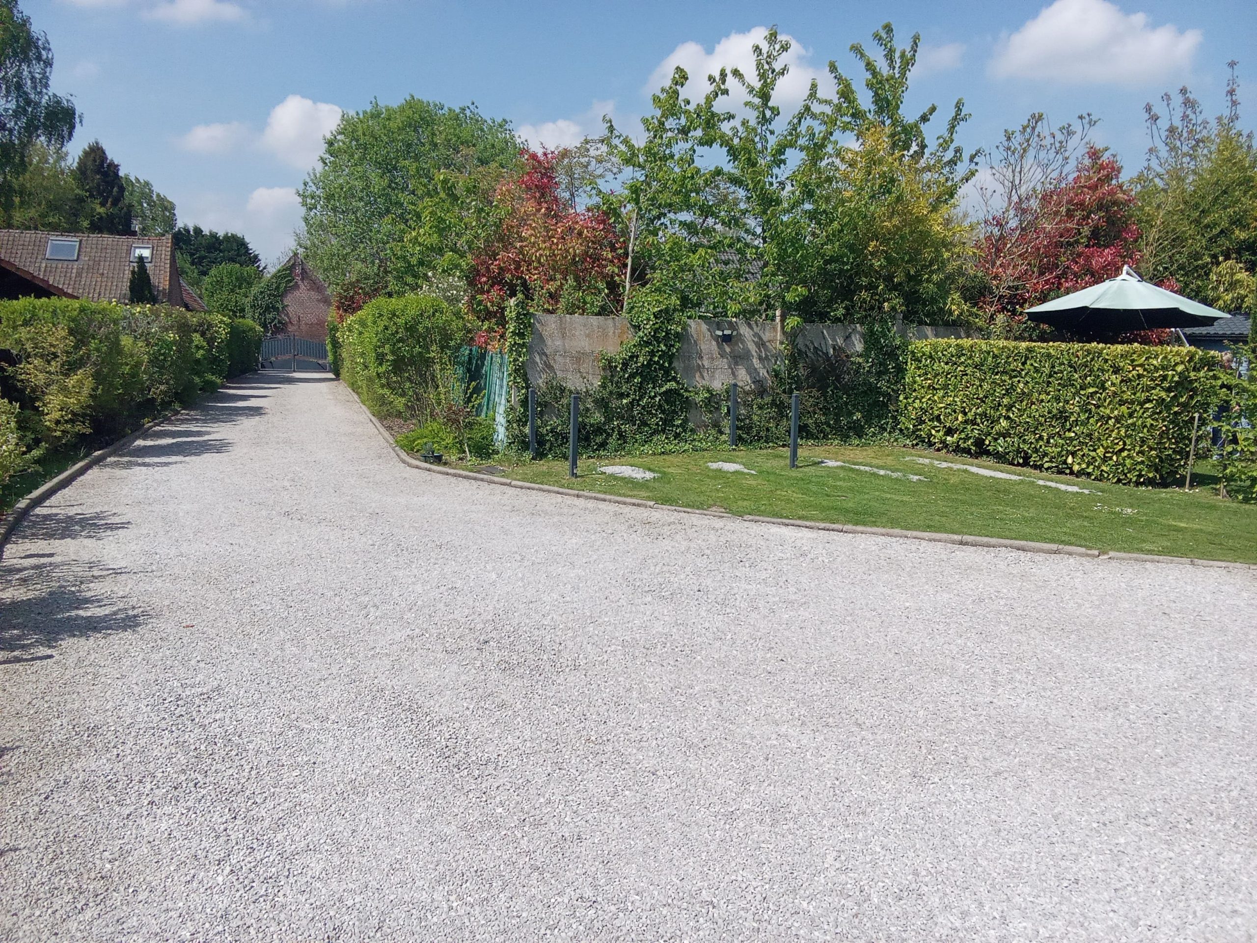 2 Places de parking privatif et vue sur la grande allée au cailloux blanc