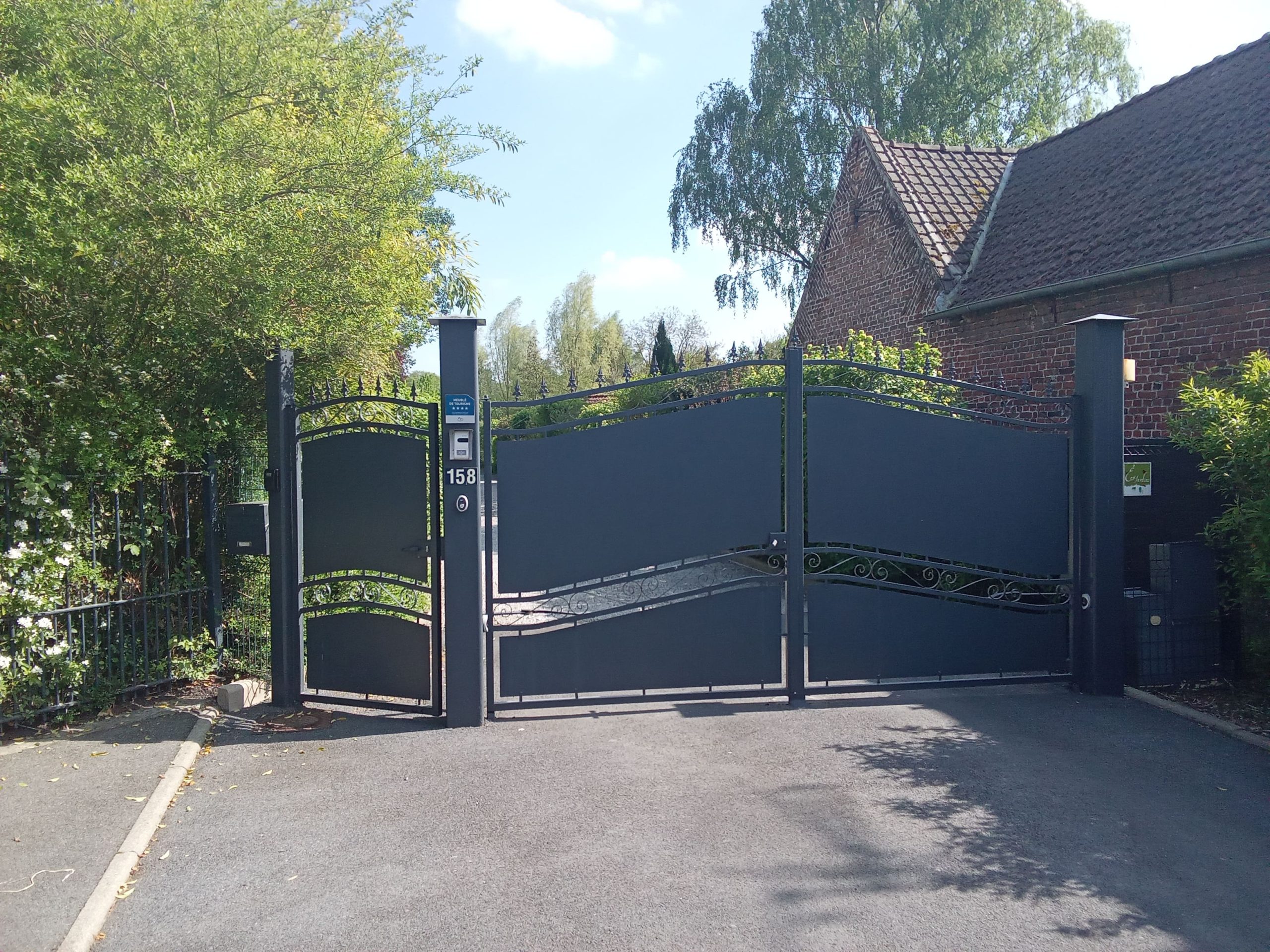 Portail fermé en métal d'un gris foncé très jolie