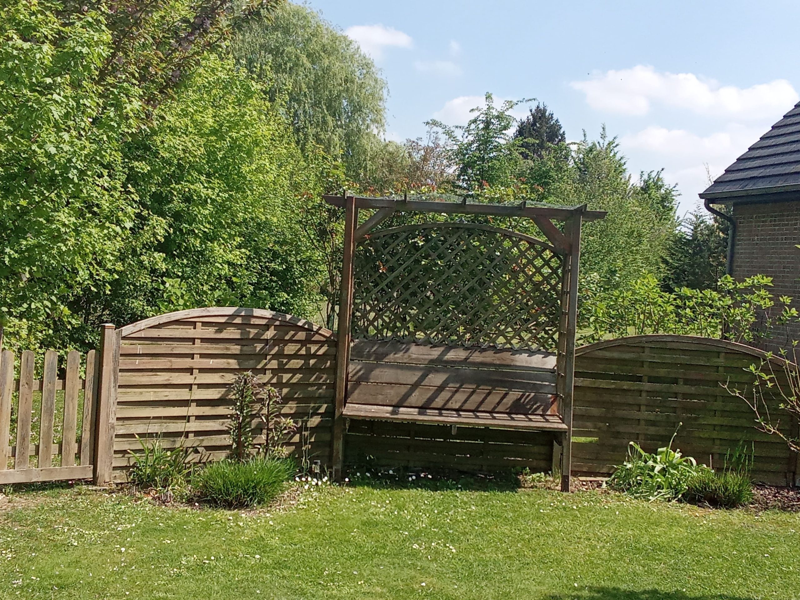 banc en bois travaillé qui permet de bouquiner paisiblement