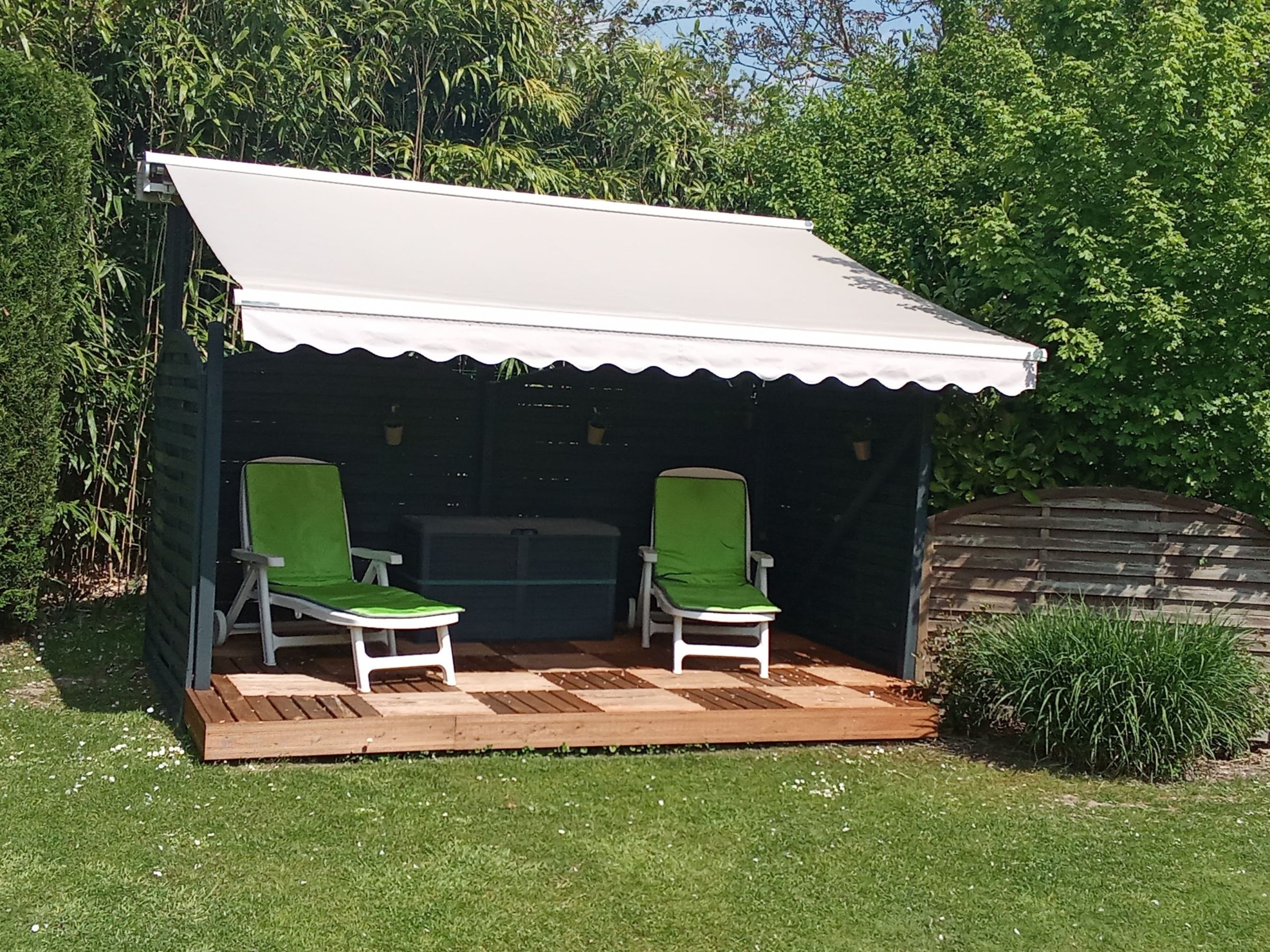 deux chaises longue avec un pare soleil électrique